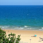 Polícia Marítima chamada à Praia Verde no Algarve para ‘travar’ banhistas com chapéus-de-sol em frente às áreas concessionadas