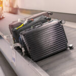 Um hábito banal no check-in pode estar a ‘desviar’ as malas para outros países: saiba como o evitar