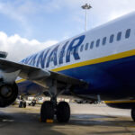 Pais têm de pagar 9,27€ para se sentarem ao lado dos filhos nos voos da Ryanair? Companhia aérea está a ser investigada e tem uma resposta