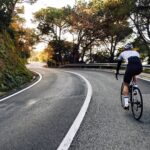 Pode-se pisar o traço contínuo para ultrapassar ciclistas que circulam à frente? Saiba o que diz o Código da Estrada
