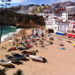 “Nem se consegue nadar”: visitante destaca “mau cheiro e imensas moscas” nesta praia do Algarve rodeada de falésias e casas típicas