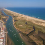 Esta praia no Algarve está entre as mais limpas do mundo e para lá chegar tem de se apanhar um barco