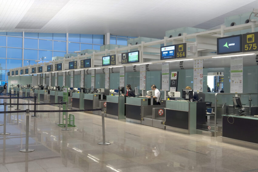 Área de check-in de um aeroporto.