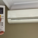 Dorme com o ar condicionado ligado? Há um detalhe que muitos ignoram e que pode fazer a diferença