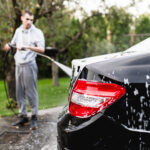 Vai lavar o carro? Multas podem chegar aos 1.000  euros para quem ignora esta simples regra