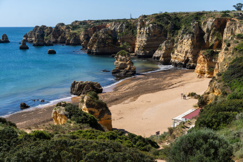 Praia Dona Ana, Algarve. Crédito: Freepik