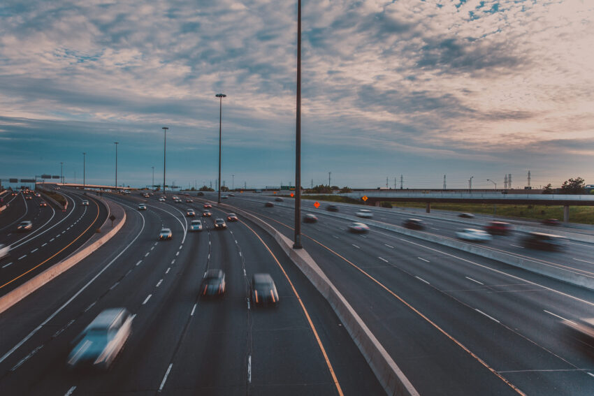 Carros na autoestrada.