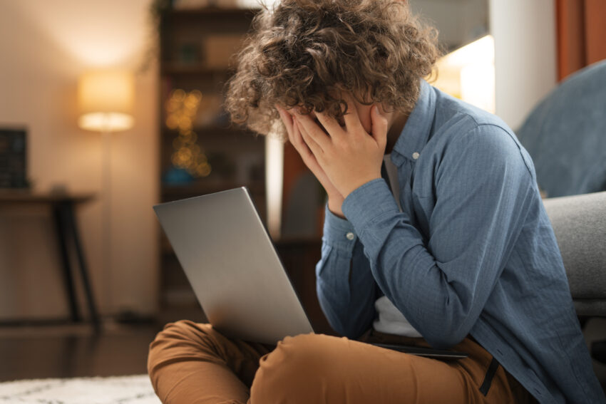 Criança com computador. Crédito: Freepik