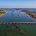 Nem Cabanas nem Cacela: para chegar a esta praia no Algarve há uma ponte de madeira com 300 metros que atravessa a Ria Formosa