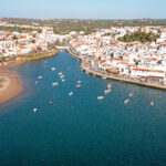 Espanhóis rendidos ao Algarve: estas cidades e paisagens continuam a atrair visitas de verão