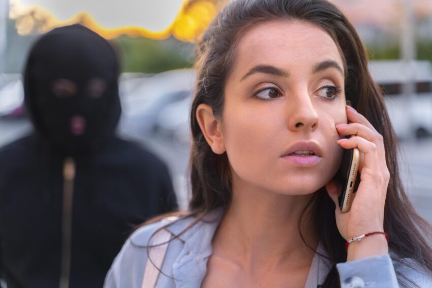 Mulher ao telefone com