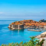 Adeus malas com rodinhas: nova lei em cidade histórica da Europa proíbe uso e turistas têm de se adaptar