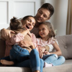 Subsídios parentais: os apoios da Segurança Social que pode pedir sem sair de casa