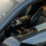 Viu várias rolhas dentro de um carro? Saiba para que servem e por que ajudam a evitar problemas