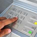Deixou a carteira em casa e ficou sem bateria? Saiba como fazer pagamentos na rede Multibanco sem telemóvel nem cartão