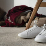 Tira os sapatos quando entra em casa? Médico explica se está a fazer a escolha certa (ou não)