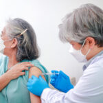 Gripe e Covid-19: vacinas disponíveis para grupos de risco em centros de saúde e farmácias