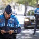 Atenção peões: este hábito ‘inofensivo’ muito comum ao andar na rua pode levar a multas nestas situações