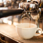 Cardiologista avisa: não beba café depois desta hora