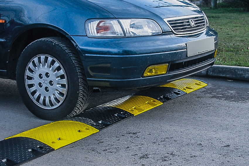 Carro a passar por uma lomba.
