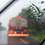 Frio e chuva? Este truque que muitos condutores ignoram evita os vidros do carro embaciados no inverno