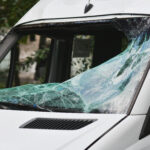 Pode partir o vidro de um carro para salvar alguém? Veja o que a lei permite e evite acabar multado