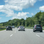 Multas são pesadas e pode ficar inibido de conduzir: se o veículo ao seu lado fizer isto, nunca ultrapasse desta forma