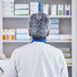 Técnica de farmácia com 27 anos de casa despedida por falta de qualificações mas tribunal ‘discordou’: a ‘culpa’ pertencia à empresa