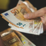 A regra que muitos portugueses desconhecem: há compras em Espanha onde o dinheiro ‘vivo’ já não é aceite