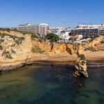 “Quando o sol se põe, o encanto só aumenta”: australianos rendem-se a esta cidade do Algarve pelas suas praias, gastronomia e vida noturna