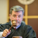 Pedreiro sofre enfarte e é despedido por WhatsApp: tribunal declara despedimento nulo e condena empresa a pagar 5.000 euros e salários que deixou de receber