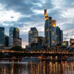 Este país da UE com mais de 100.000 portugueses vai aumentar o salário mínimo para mais de 2.400€ por mês