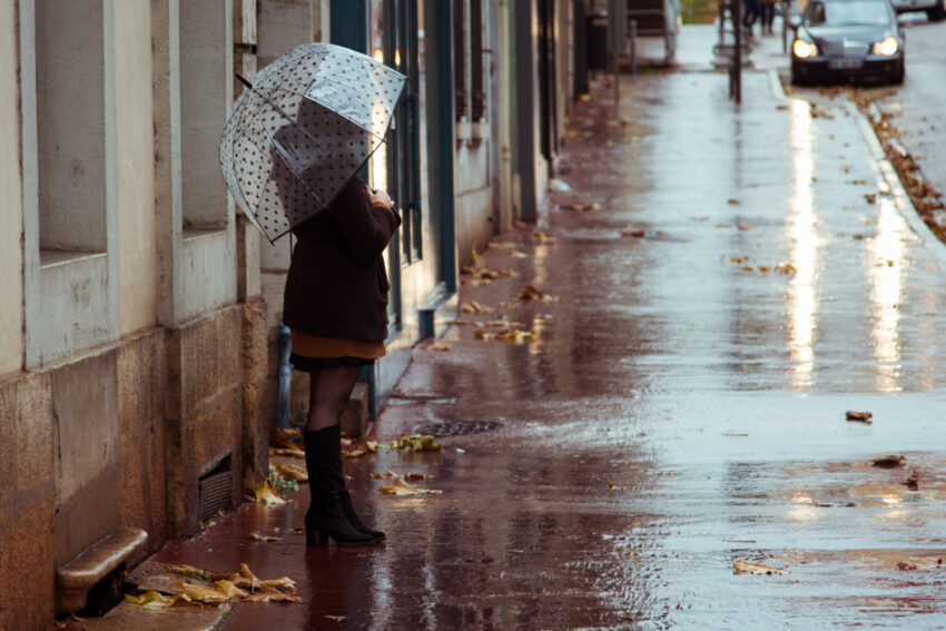 Mulher à chuva. Crédito: Freepik