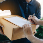 União Europeia ‘aperta’: encomendas inferiores a este valor vão pagar taxa extra já em 2026