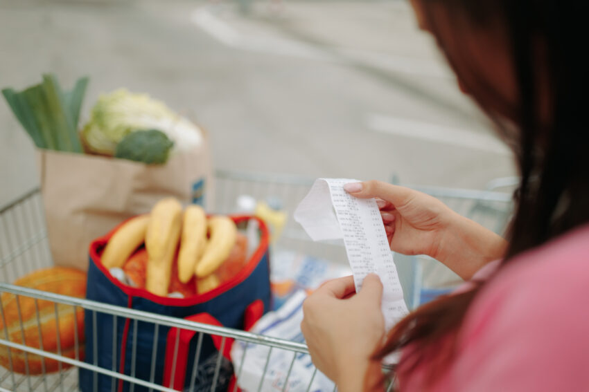 Pessoa a verificar fatura. Crédito: Freepik