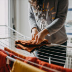 Secar roupa em casa sem dores de cabeça? Conheça o truque que ‘resolve tudo’ em tempo recorde