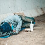 “Vivia na rua sem dinheiro e sem esperança”: mulher de 59 anos sobrevive com pensão de 346€ mas vê agora uma ‘luz ao fundo do túnel’