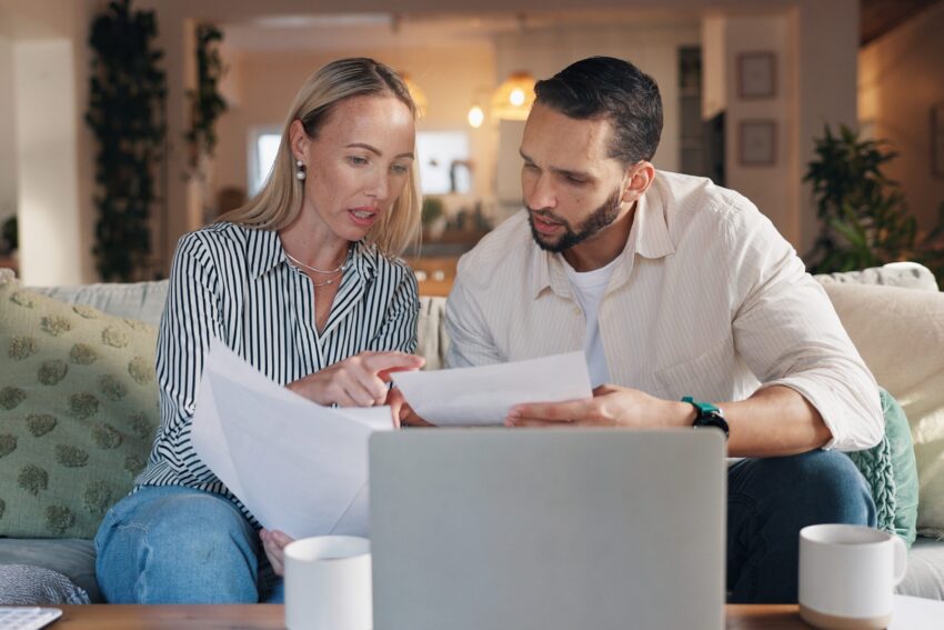 Casal a gerir orçamento. Crédito: Freepik