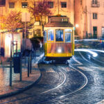 Deputado estaciona mal o carro a bloquear o elétrico e liga os quatro piscas: “Aqui não é a Assembleia da República”