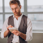 Emigrante português ganha 2.700€ por mês e diz que não chega: “É tão difícil viver com o salário mínimo no país mais rico da Europa”