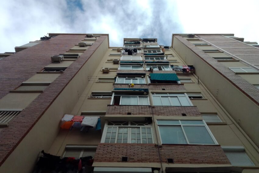 Edifício visto de baixo. Crédito: Freepik