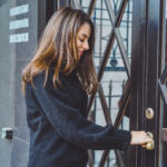 ‘Okupa’ vive em casas de 1 milhão de euros e não paga renda: lei espanhola continua a protegê-la