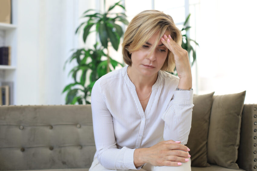 Mulher com expressão triste. Crédito: Freepik