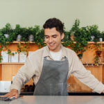 Médico recebia 1.400€ por mês em Espanha e mudou de país: agora ganha 3.200€ a servir às mesas