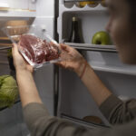 ASAE aconselha: nunca coloque a carne e o peixe nesta prateleira do frigorífico