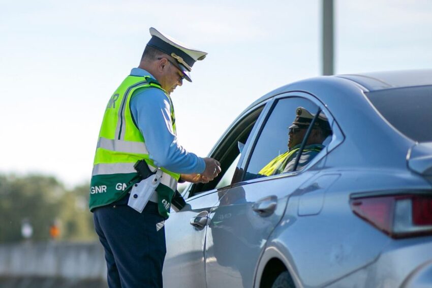 GNR a abordar condutor. Créditos: Foto GNR | DR