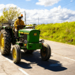 Descubra o que diz a lei sobre pisar o traço contínuo para ultrapassar um trator