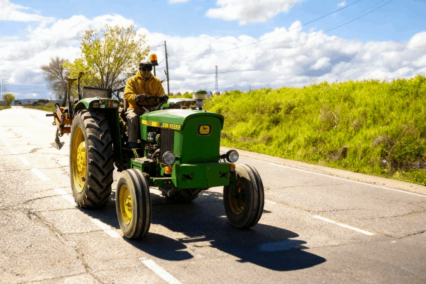 Trator na estrada. Crédito: Freepik AI