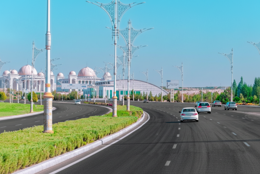 Estrada no Turquemenistão. Crédito: Freepik AI