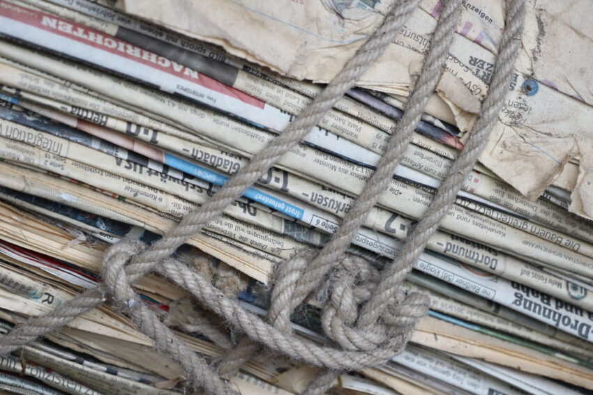 Jornais amarrados por uma corda. Crédito: Freepik
